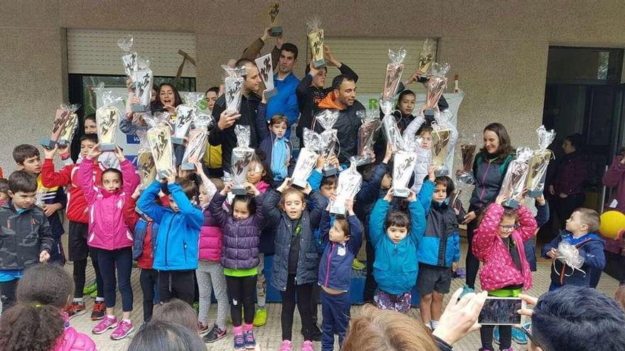 Ganadores en las diferentes categorías posaron con sus trofeos tras la ceremonia. // G. N.