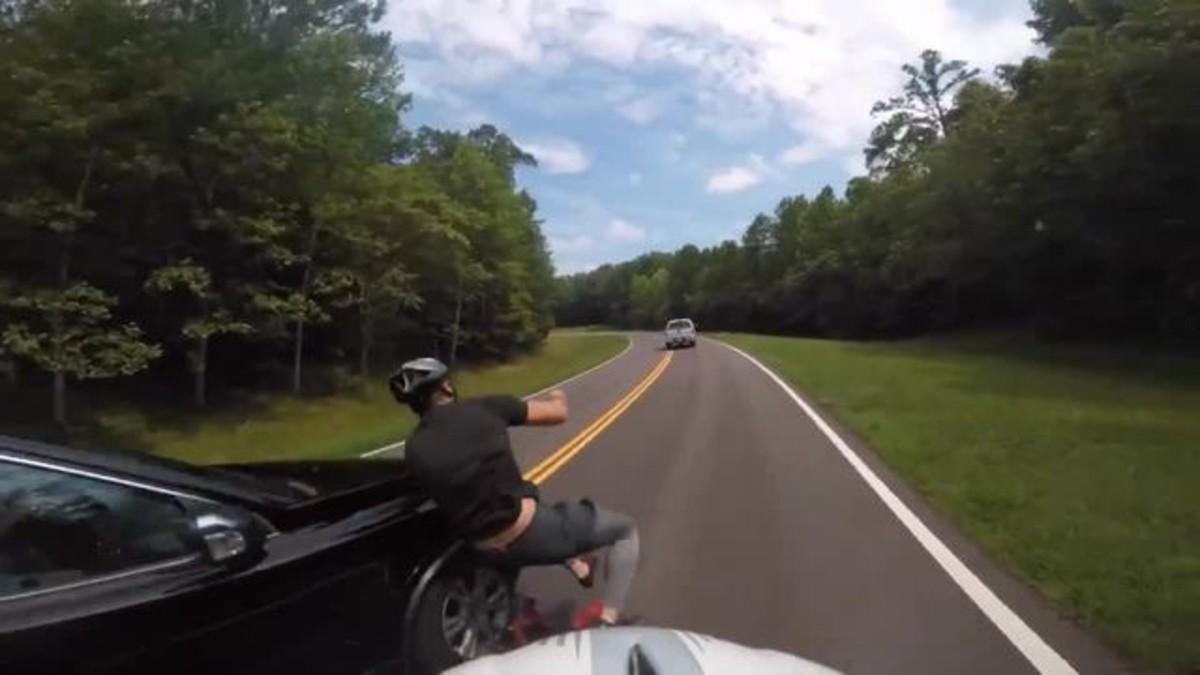 Vídeo muestra cómo un coche atropella a un ciclista y se da a la fuga