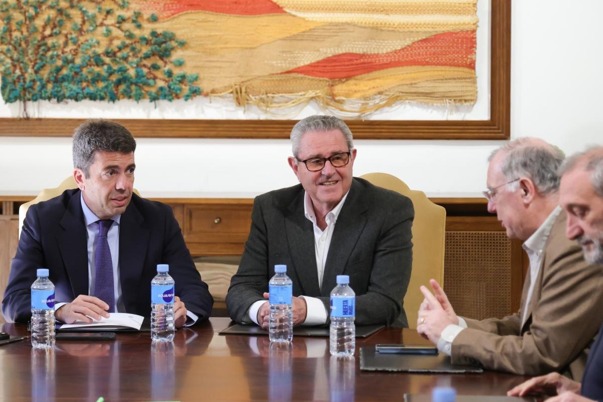 El presidente de la Generalitat, Carlos Mazón, con dirigentes de las cooperativas, en una imagen reciente.