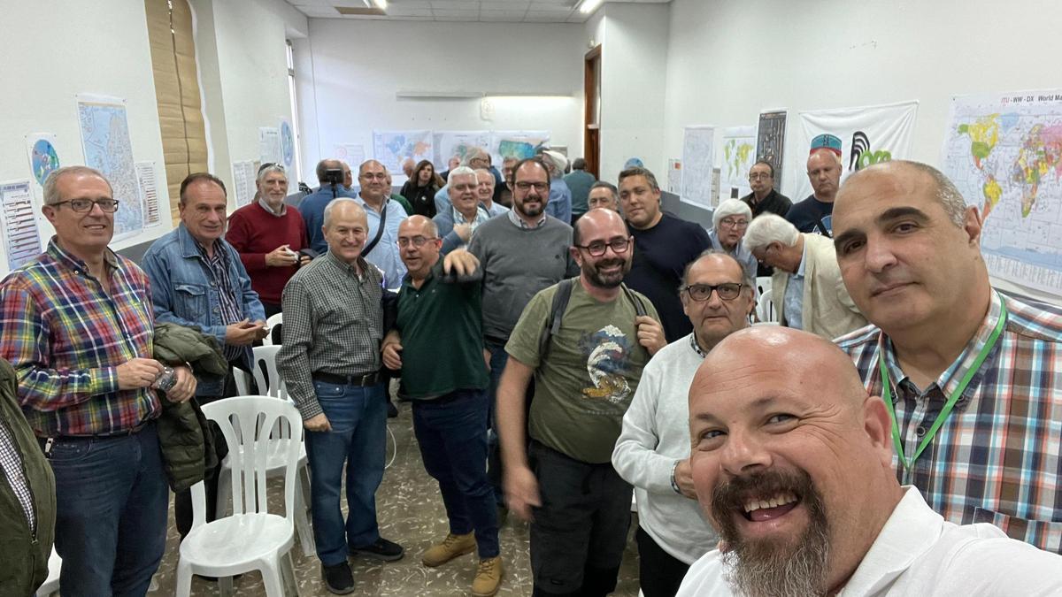 Asistentes en la de la Delegación de la Unión de Radioaficionados Españoles de Castellón Radioclub Costa de Azahar a la charla de Juan Luis Pla.