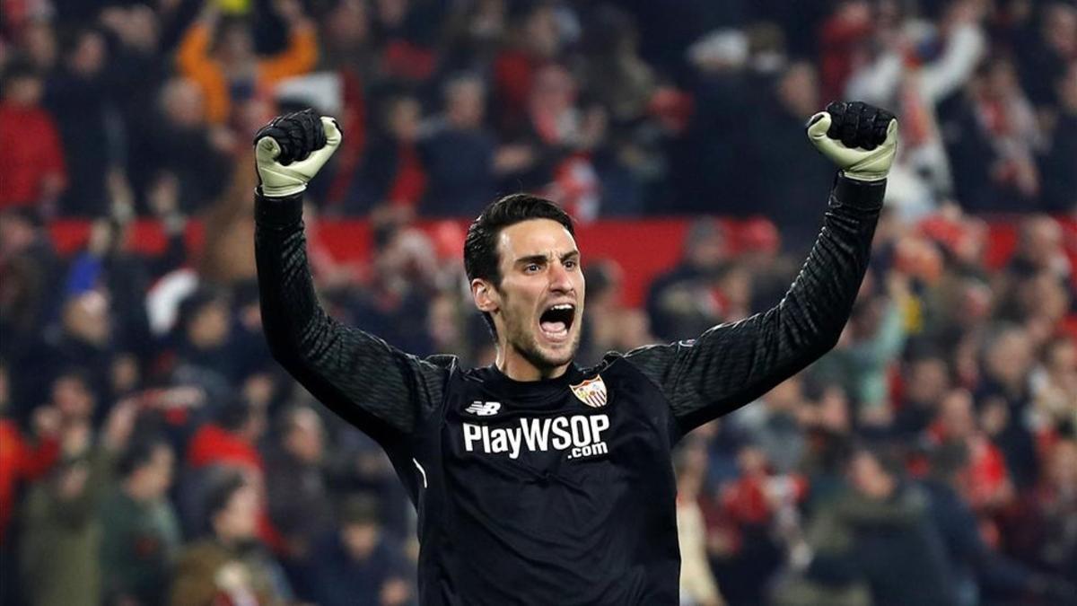 Sergio Rico, portero del Sevilla, celebrando un gol de su equipo