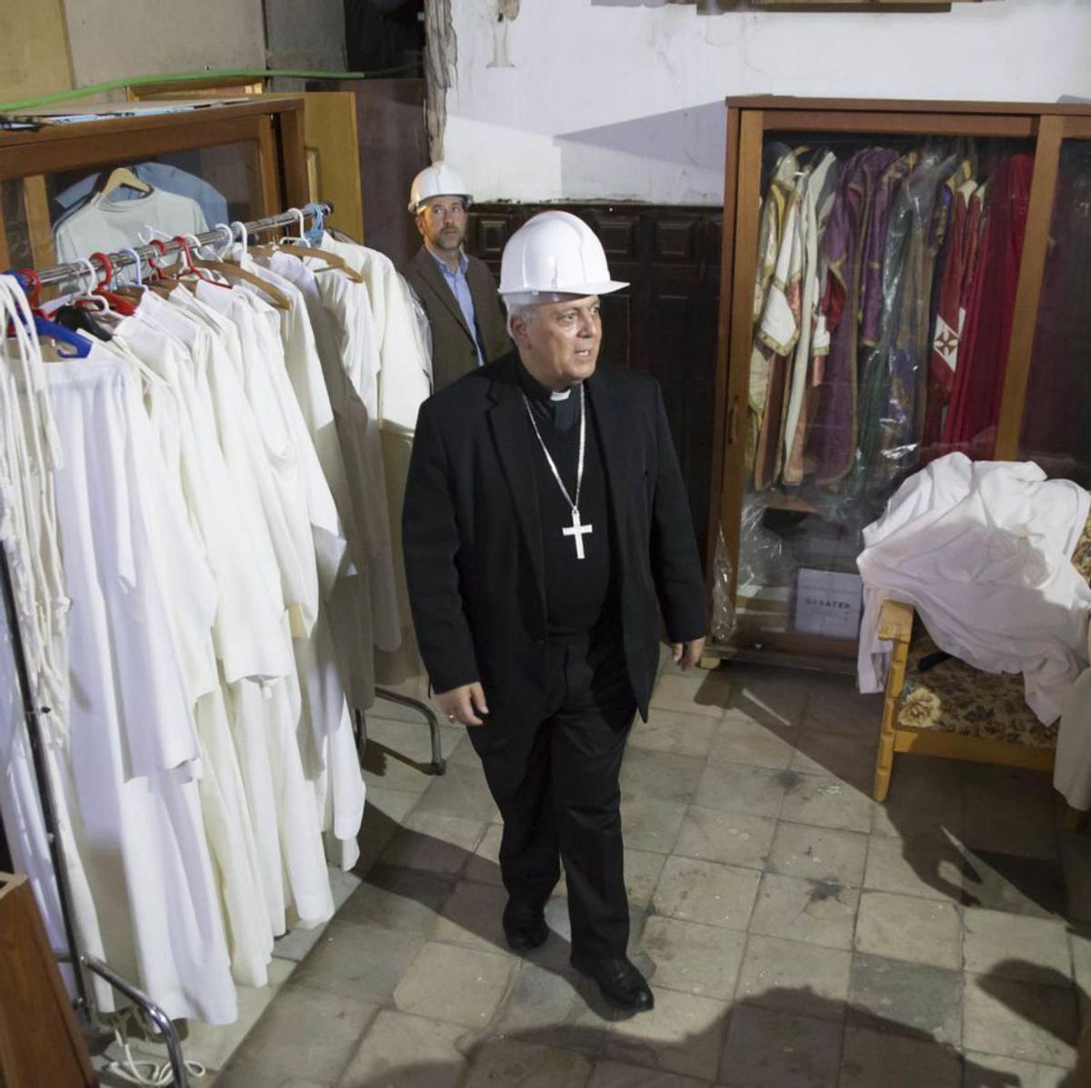 El Papa acepta la marcha del obispo, que acelera la sucesión por su estado de salud