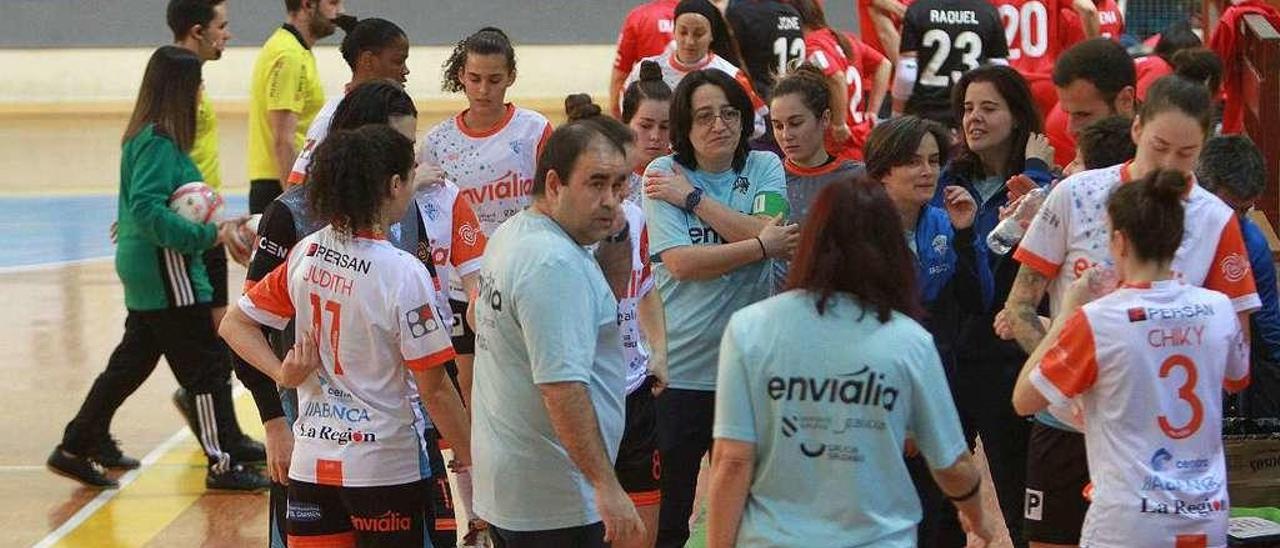 Gonzalo Iglesias, junto a sus jugadoras durante la victoria frente al Bilbo. // Iñaki Osorio