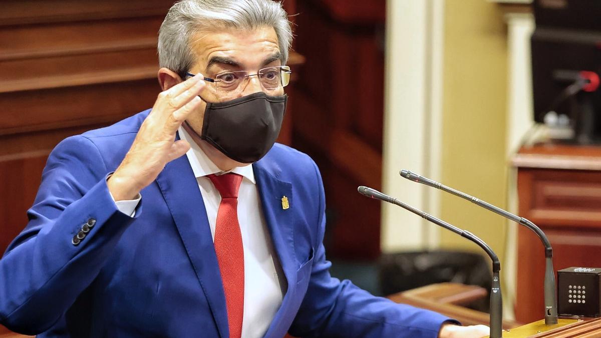 Román Rodríguez, consejero regional de Hacienda, en un reciente pleno del Parlamento de Canarias.