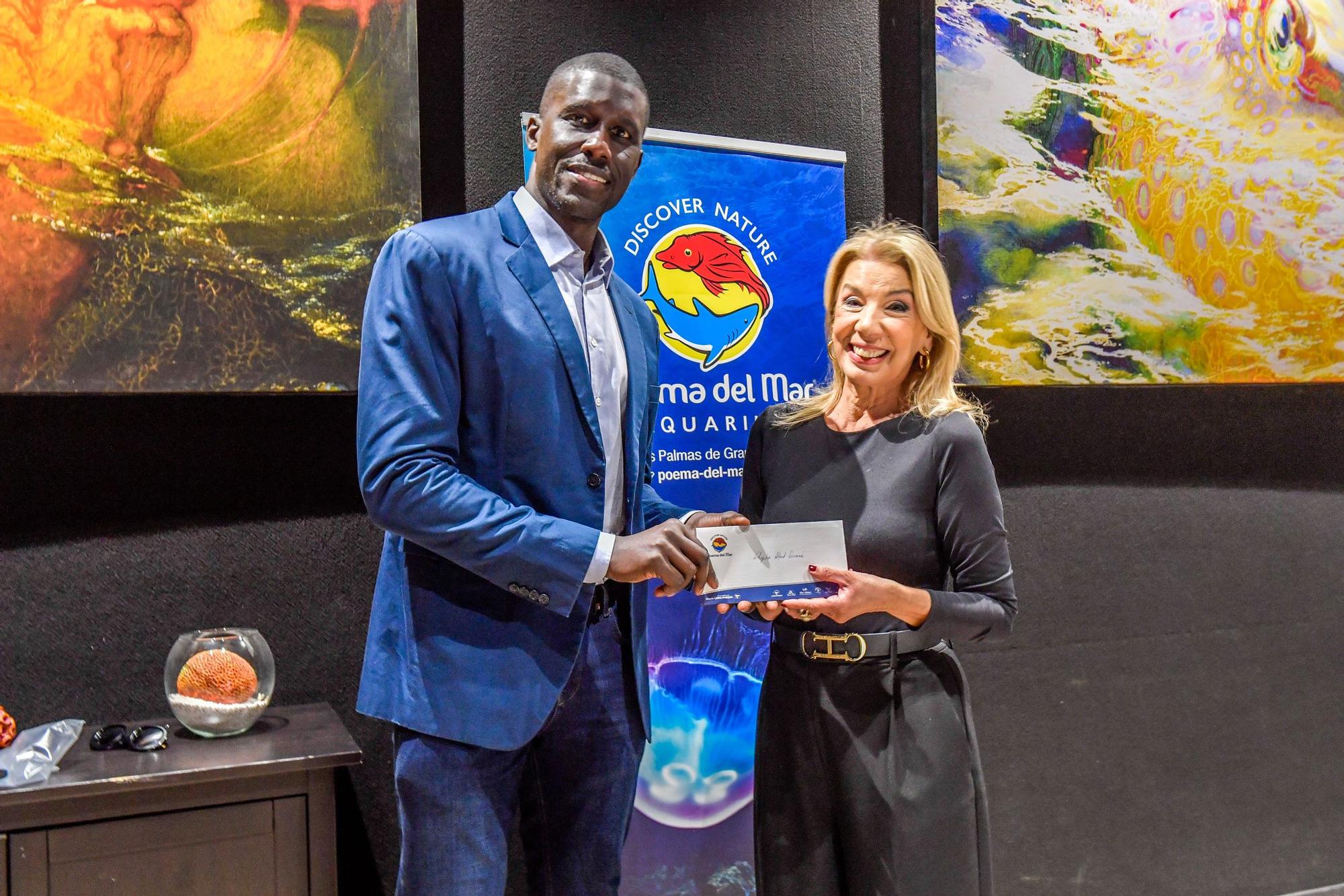 Los jugadores del CB Gran Canaria visitan el acuario Poema del Mar