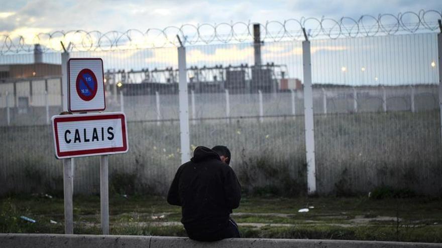 Hollande insiste en desmantelar el campamento de refugiados de Calais