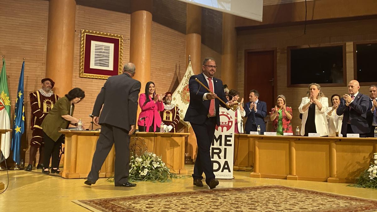 Antonio Rodríguez Osuna, tras recibir el bastón de mando de la alcaldía de Mérida.