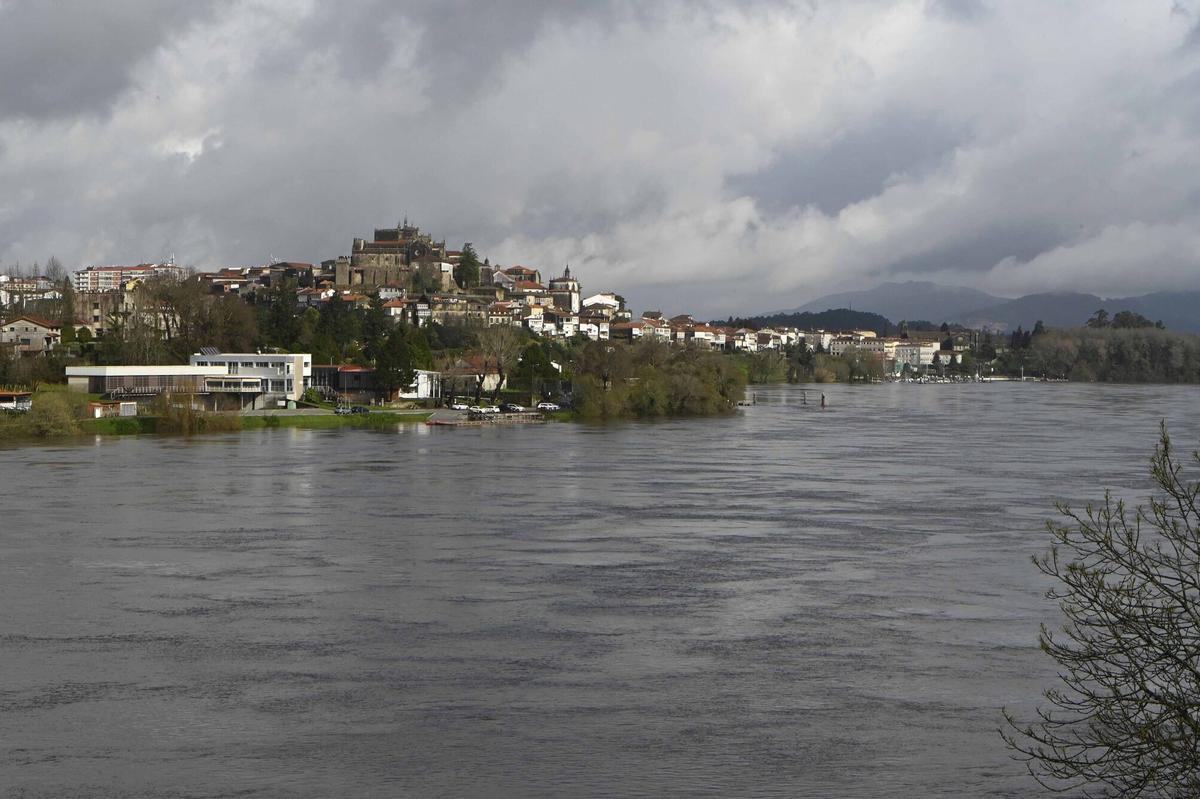 Leonardo borra las orillas del Miño
