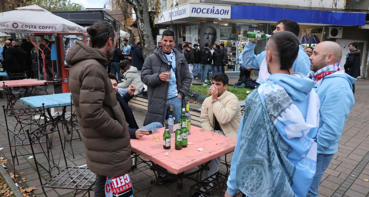 El cetrero gaditano
de Ludogorets, con 
aficionados celestes
en el hotel del Celta.  
|  Alba Villar