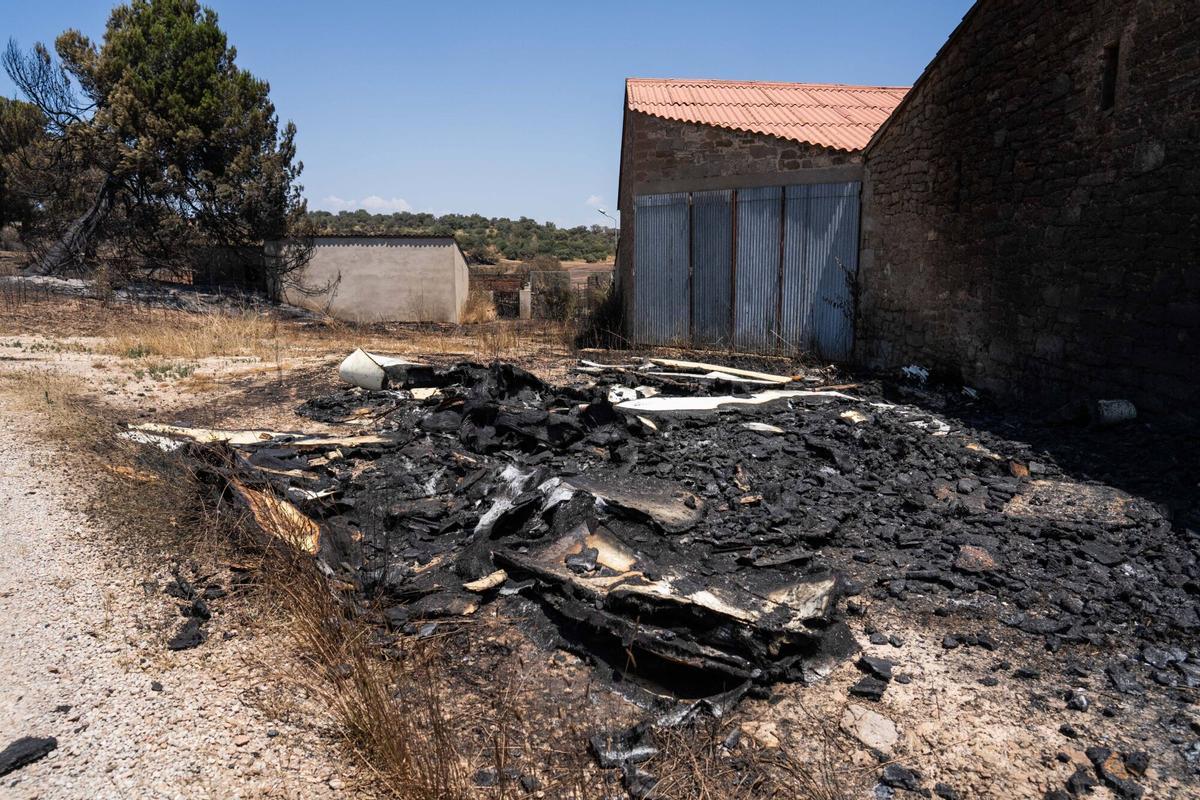 La granja incendiada en Oliola, donde se originó el devastador fuego, es el epicentro de la tragedia en Lleida este 2 de julio de 2025. El incendio ha dejado dos fallecidos y miles de evacuados. Según las primeras investigaciones, el fuego se inició a causa de una segadora en Torrefeta.