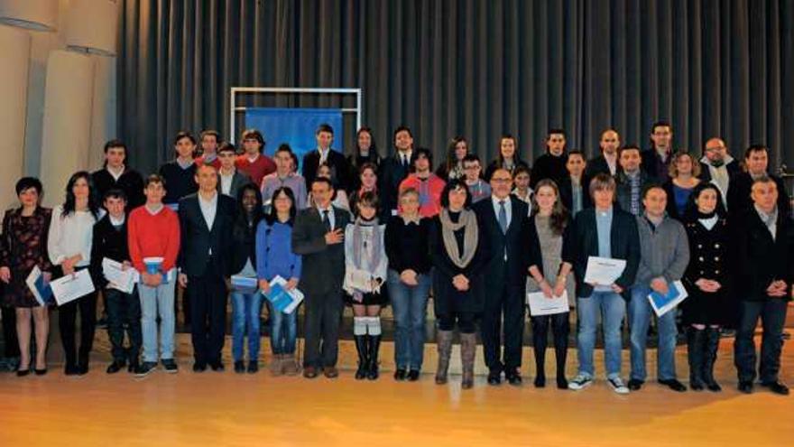 La consejera de Cultura, Ana González, y la directora de FP, Sara Álvarez Morán, en el centro, posan con los directores de los tribunales evaluadores y con los alumnos galardonados.