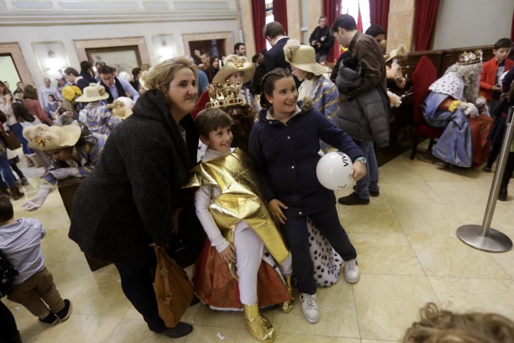 Los Reyes Magos llegan a Murcia repartiendo Roscón