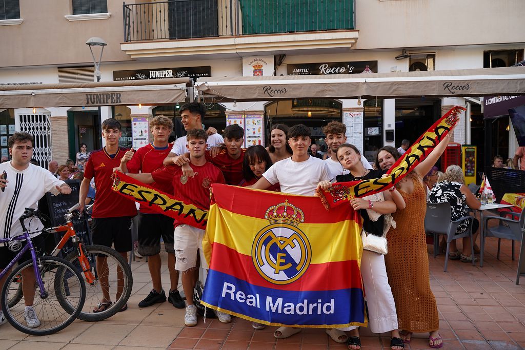 Un grupo de aficionados ingleses sigue la final desde Los Alcázares