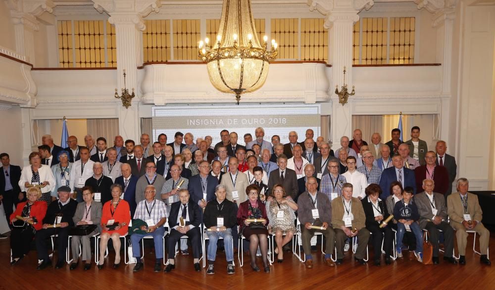 El acto de entrega de las insignias de oro a los socios del Celta // R. Grobas