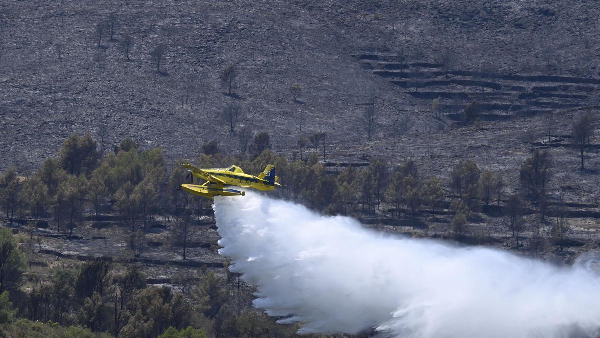 Un medio áereo en un incendio reciente en Soneja.