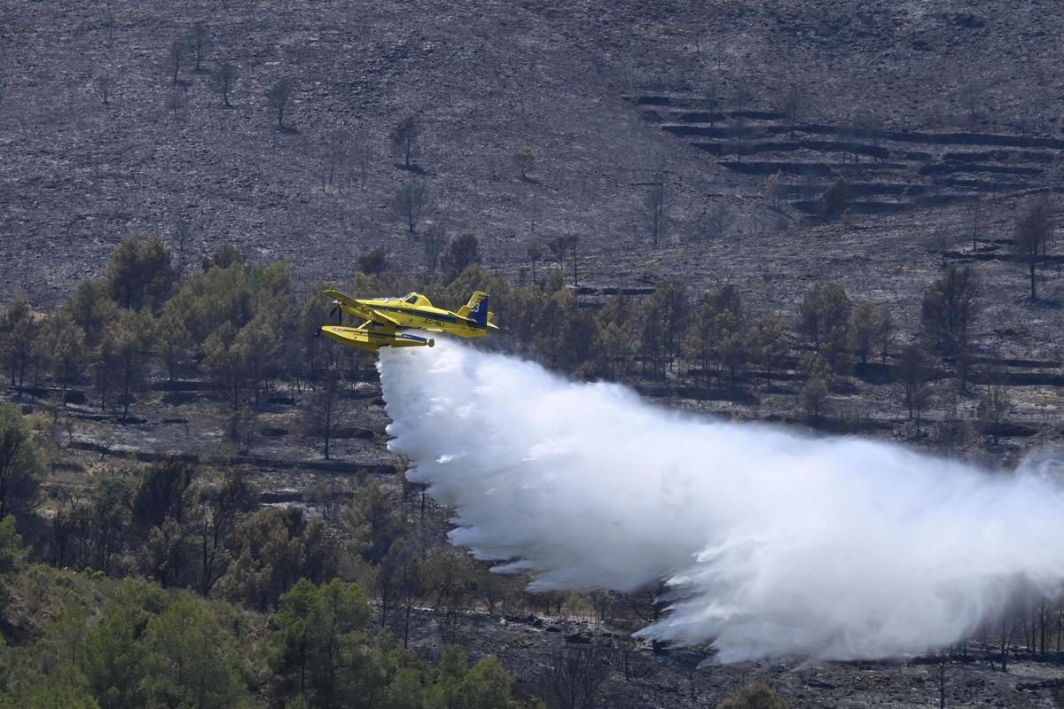 Medioa áereos descargando agua en las labores de extinción del incendio de Soneja.