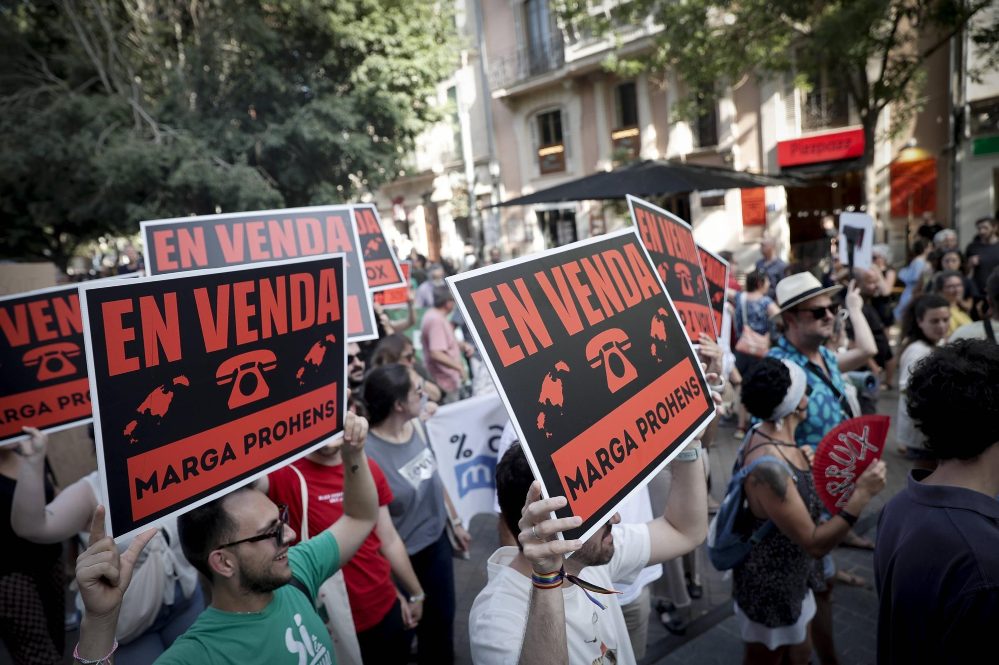 Las mejores pancartas y las imágenes de la manifestación contra la saturación turística en Mallorca