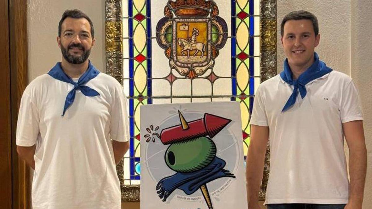 Víctor Mógica, junto al cartel y el concejal de Fiestas.