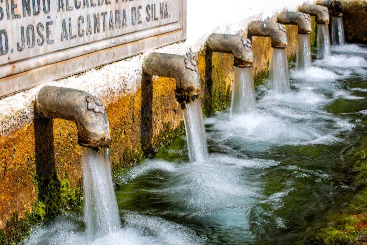 Así es la espectacular fuente de los doces caños de Fuenteheridos.
