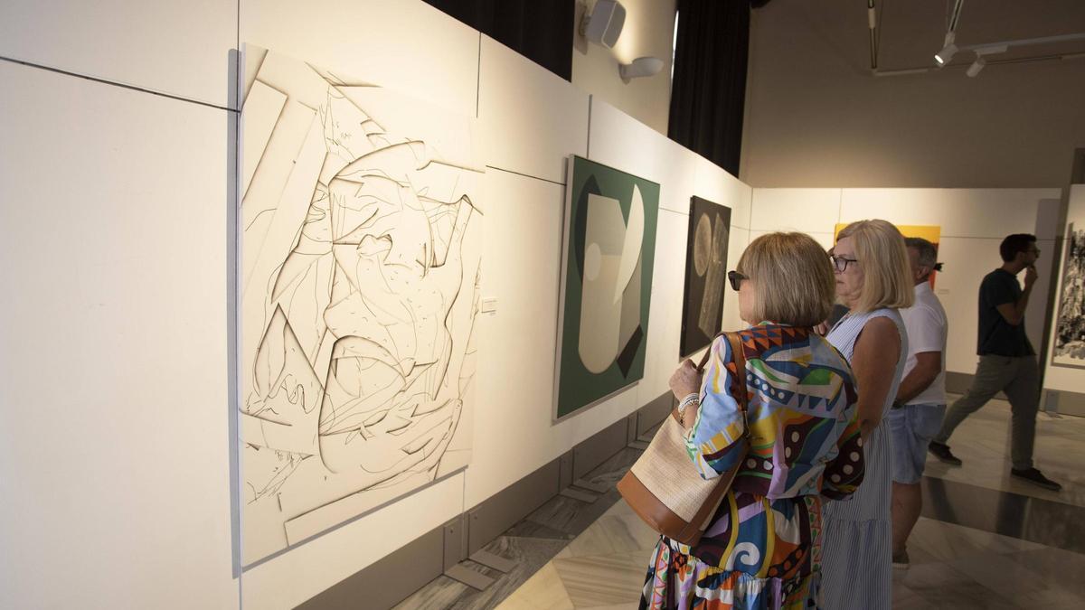 Visitantes en la exposición del Premi Nacional de Pintura Juan Francés del año pasado.