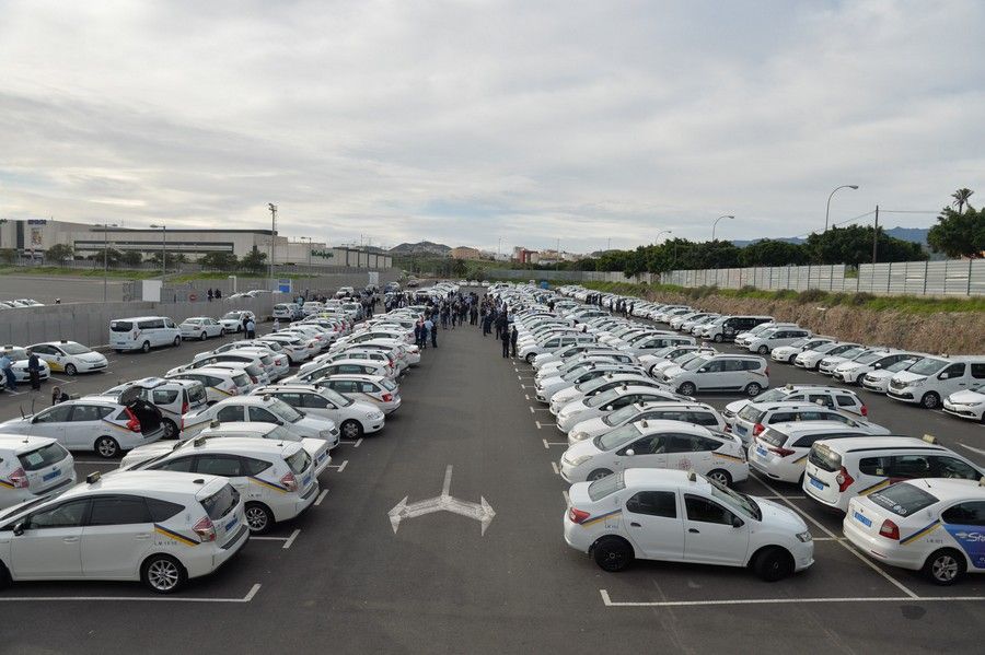 Manifestación-caravana para exigir la regulación del taxi