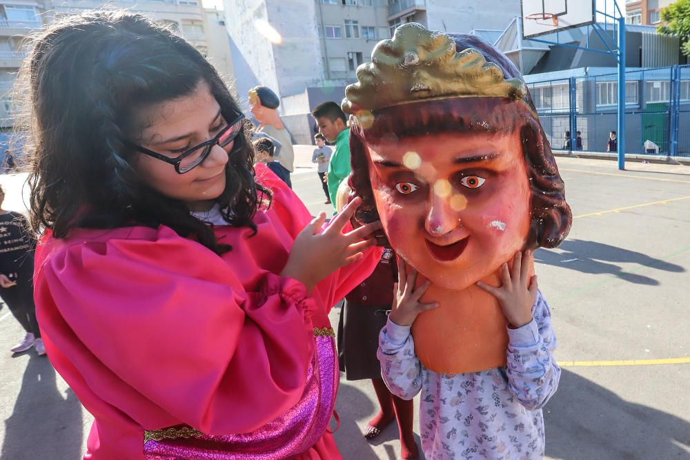 Los profesores recrean la tradición del pasacalles de La Charamita en el patio del Colegio Público Cuba durante las fiestas patronales