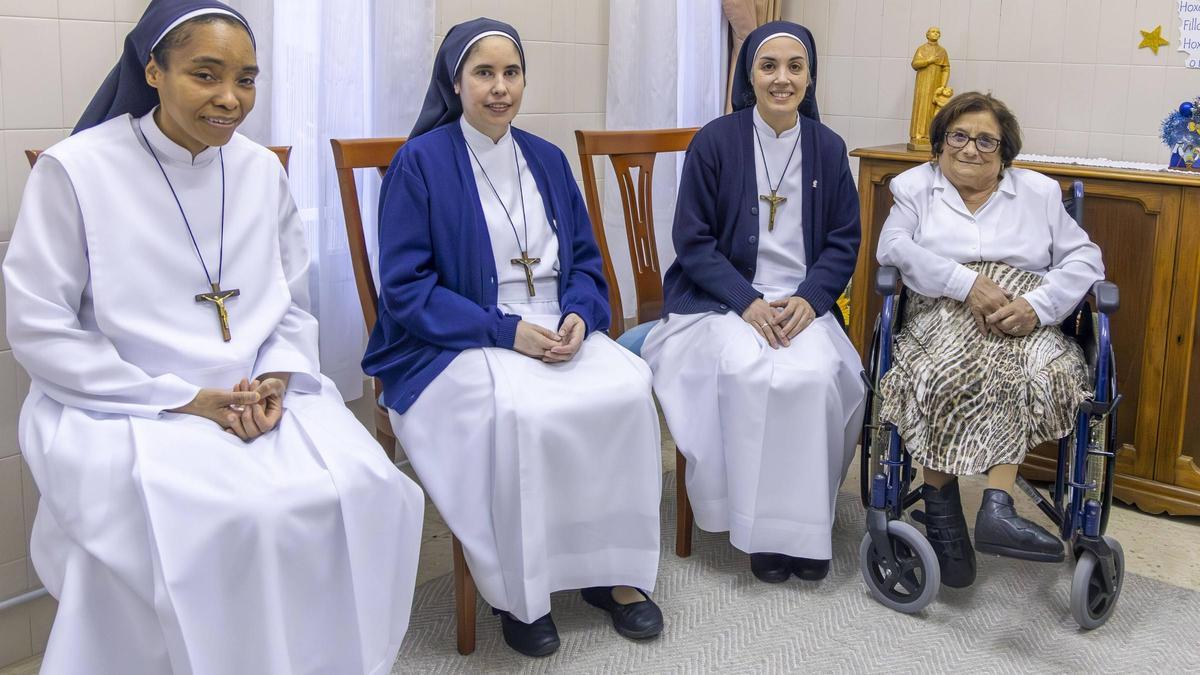 Las hermanas Giselle y Sabina y la madre Silvia, con Carmiña en una de las salas de estar del Cottolengo de Santiago.