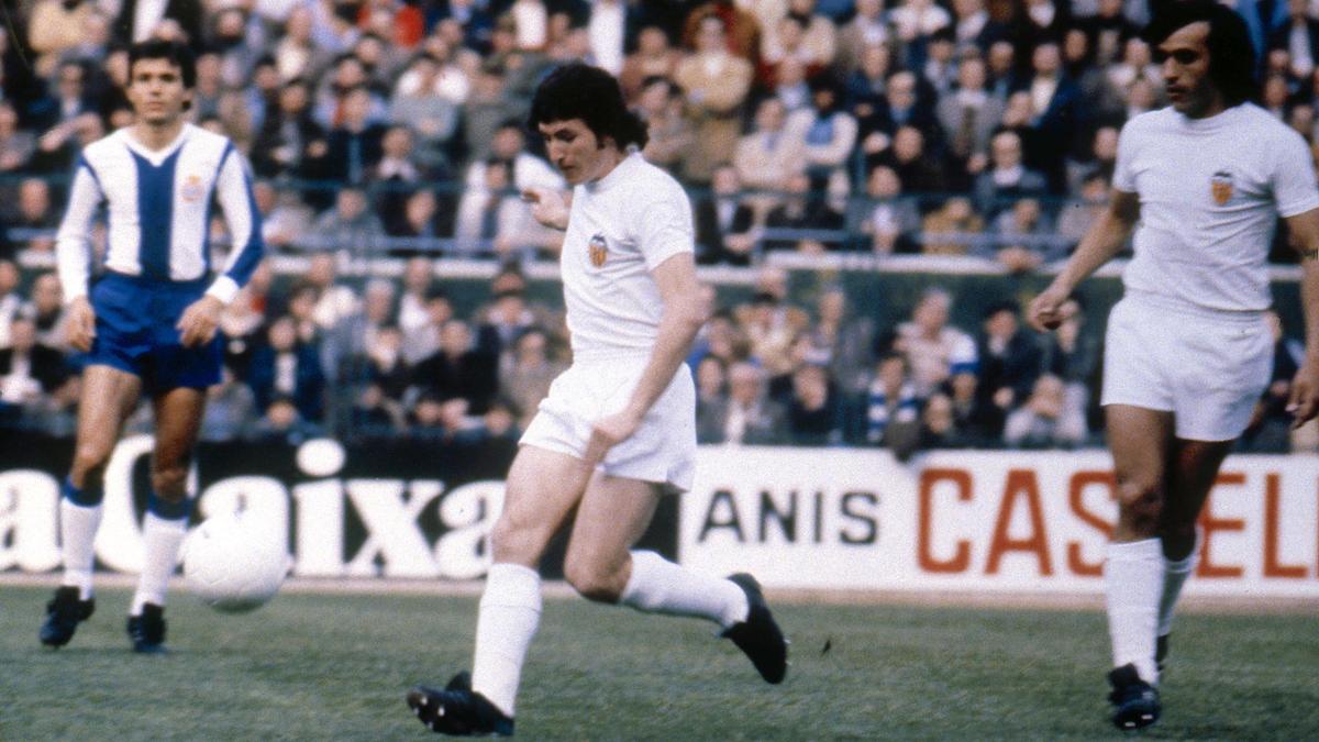 Saura permaneció 10 temporadas en el Valencia. Su debut se produjo en la 9ª jornada de la campaña 75-76. El futbolista castellonense llegó a ser capitán del equipo y titular indiscutible.