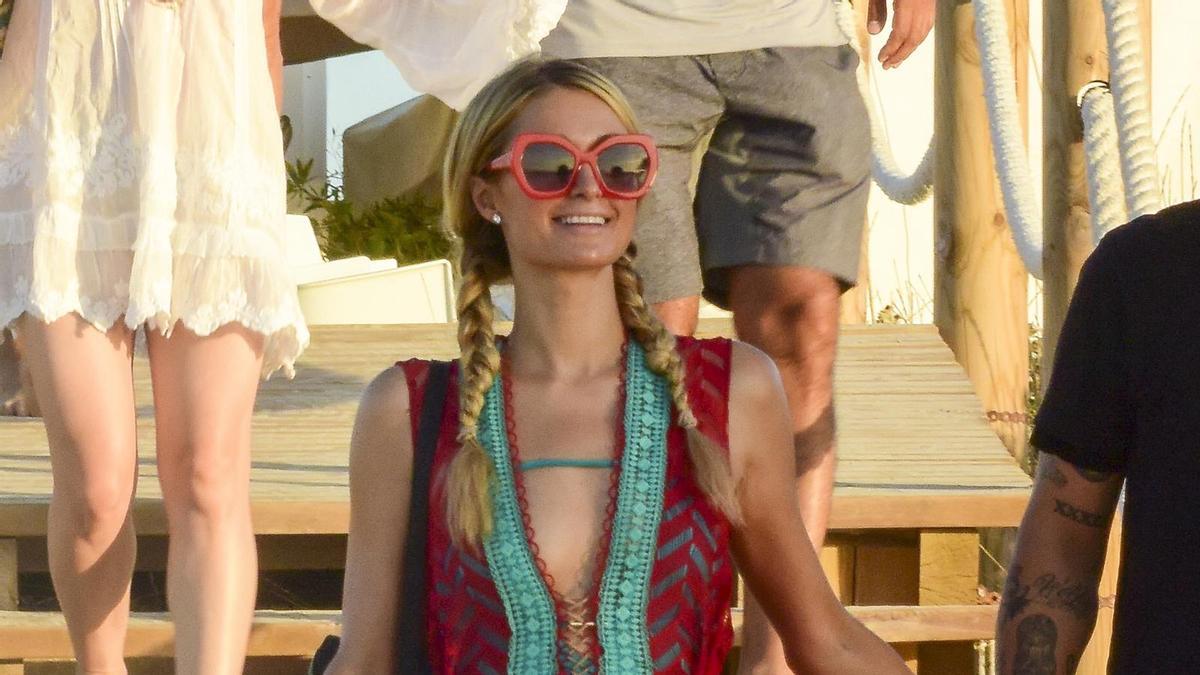 Paris Hilton con vestido rojo en Ibiza