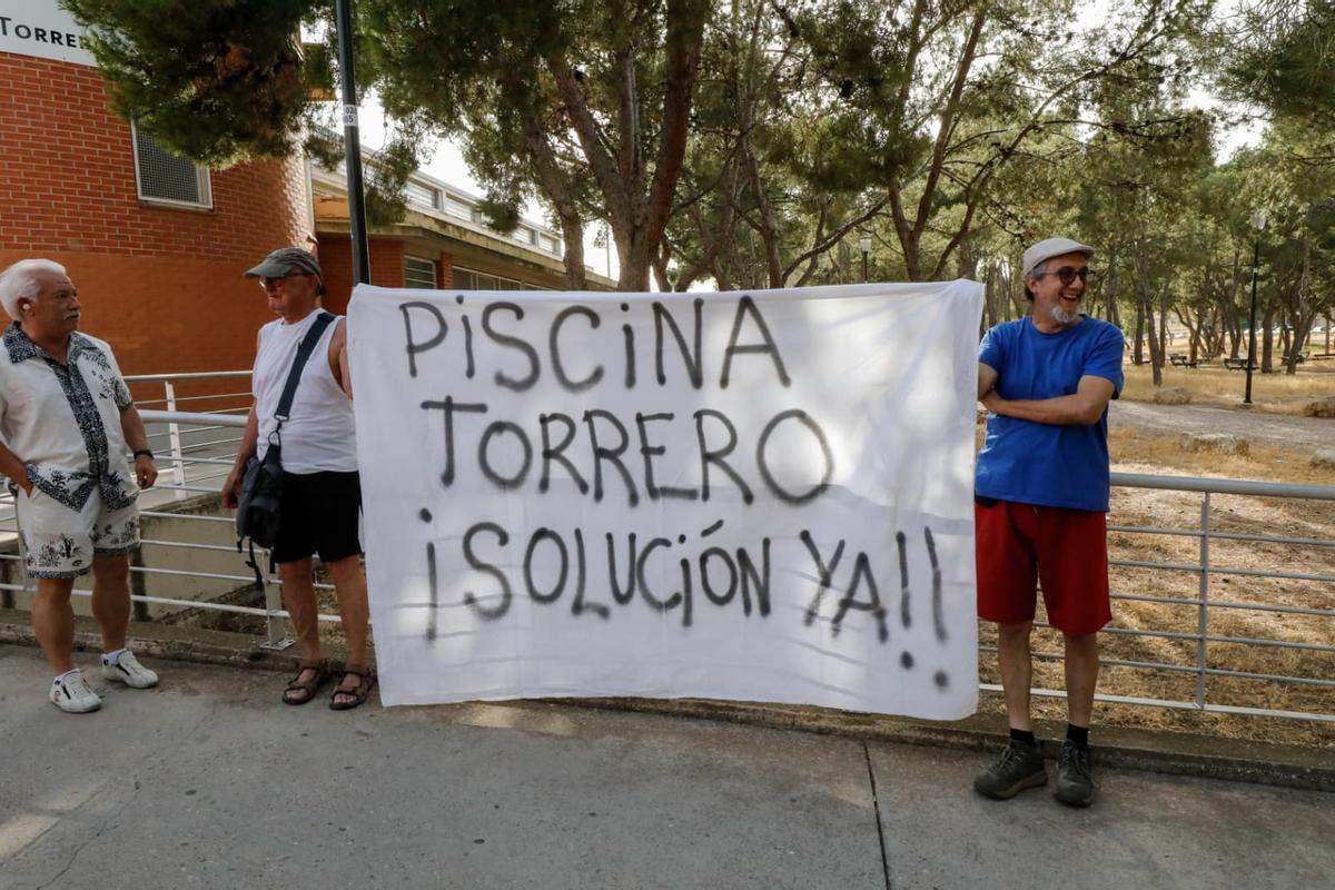 Protesta de los vecinos de Torrero por el cierre de la piscina.