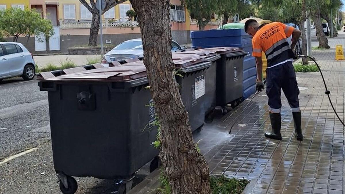 Un trabajador de Limpieza interviene en una calle como parte del Plan de Higiene Urbana.