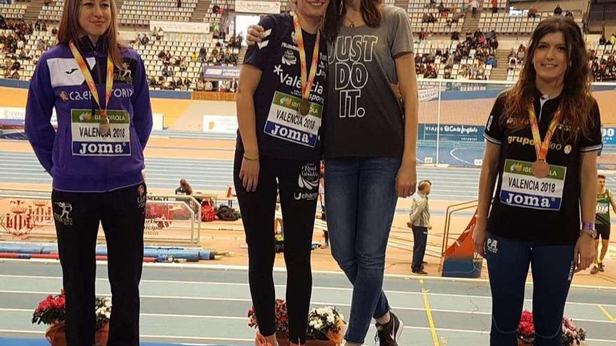 Saleta Fernández, oro en altura, junto a Ruth Beitia. // RFEA