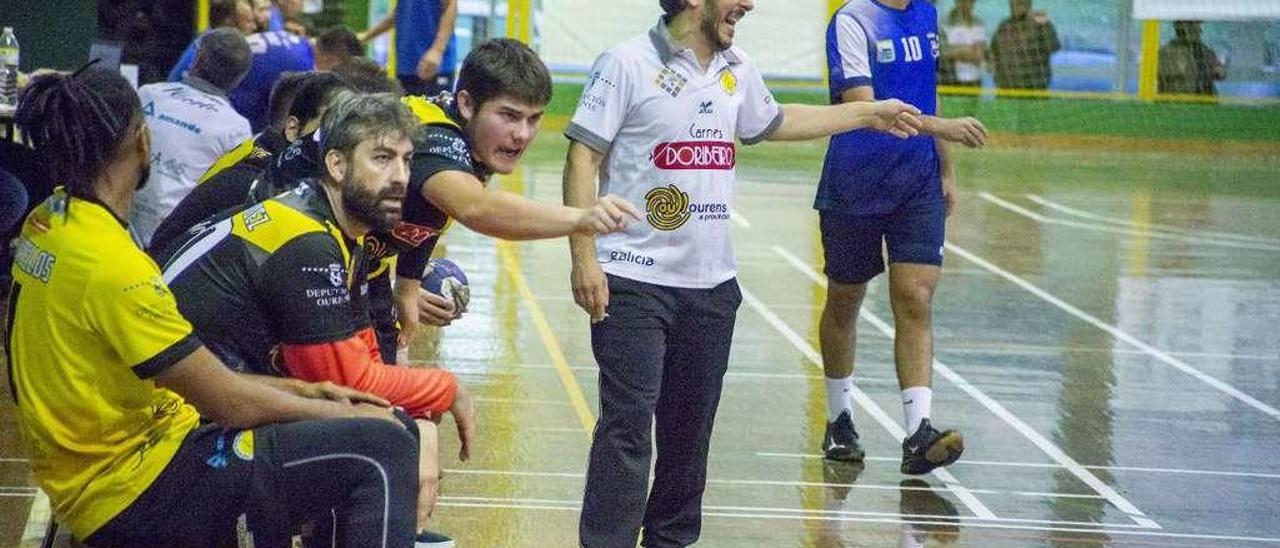 Félix Mojón alecciona a sus jugadores durante el partido que enfrentó al Carnes Doribeiro con el Bueu. // Carlos Peteiro