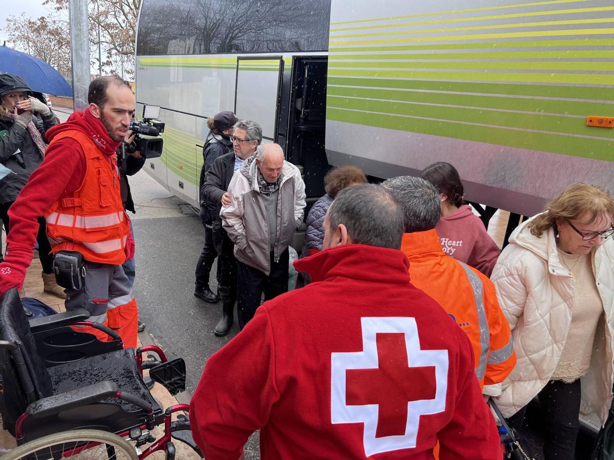 Atención a los 250 vecinos de Grazalema que han sido evacuados a Ronda de forma preventiva y ante el riesgo de derrumbe en su pueblo. Las fuertes lluvias caídas con la Borrasca Leonardo han superado la capacidad de absorción del terreno, colapsado de agua y que amenaza ahora a las viviendas