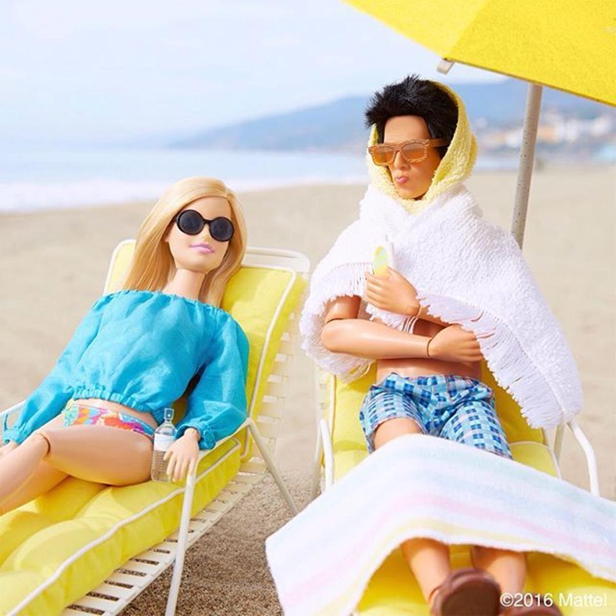 Ben Stiller y Barbie disfrutando de la playa