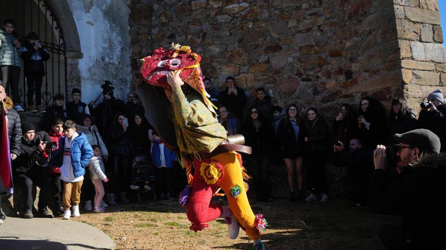 GALERÍA | El Zangarrón de Reyes apuntala la tradición en Montamarta