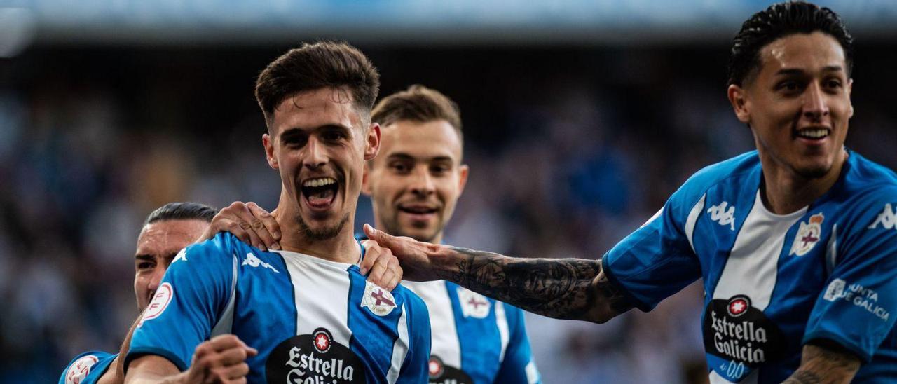 Pepe Sánchez, Lebedenko y Saverio, tres de los fichajes, celebran el gol del central, a pase de Lucas, otra de las incorporaciones. |  // CASTELEIRO R. A.