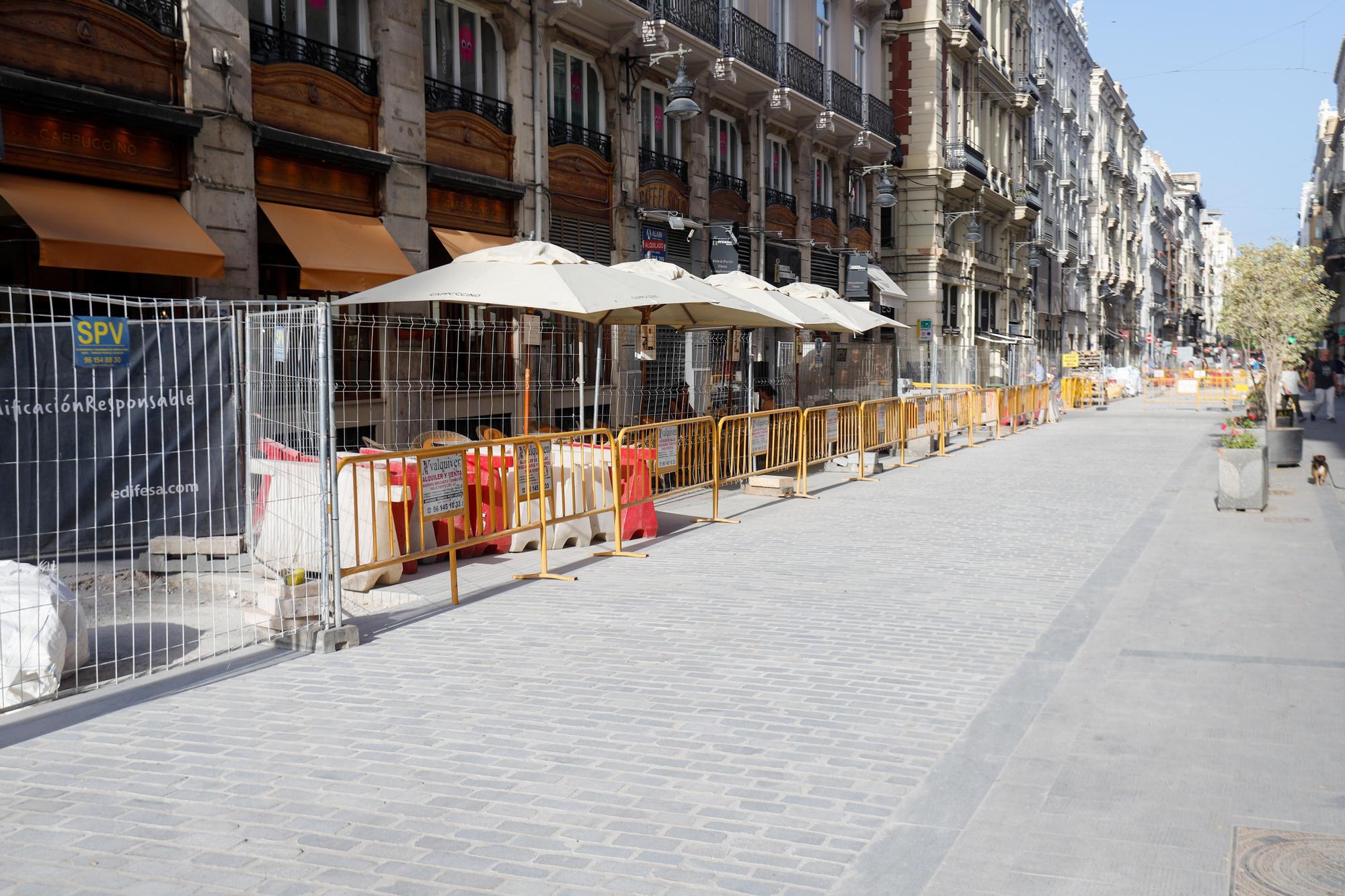 La calle de la Paz luce ya el adoquinado que sustituye al asfalto