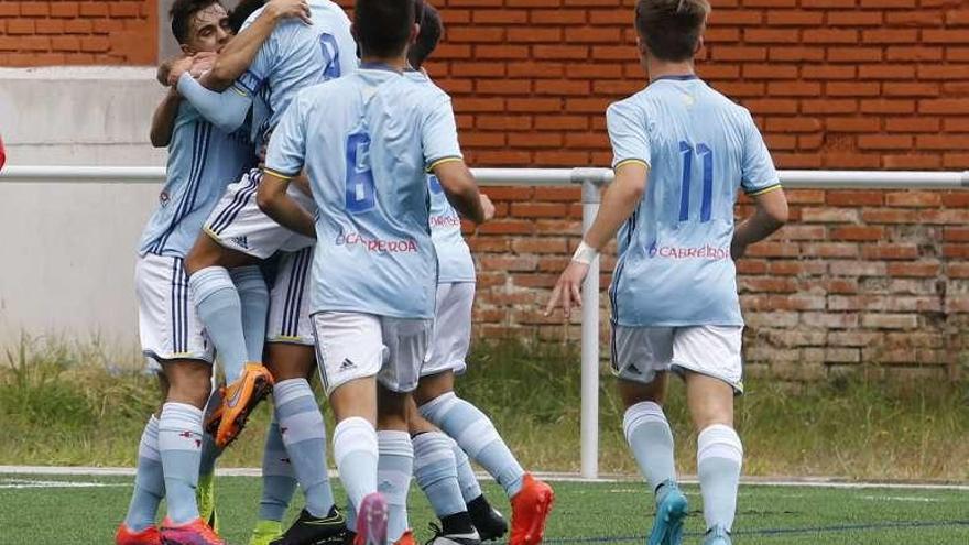 Los jugadores del Celta celebran un tanto. // Alba Villar