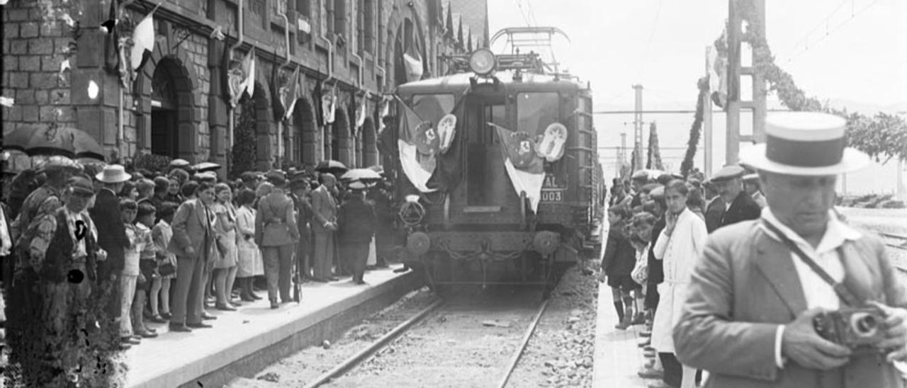 L’arribada d’un tren a Puigcerdà en la inauguració de la línia entre la Cerdanya i Acs el 1929 | FONS JOSEP MARIA SAGARRA I PLANA