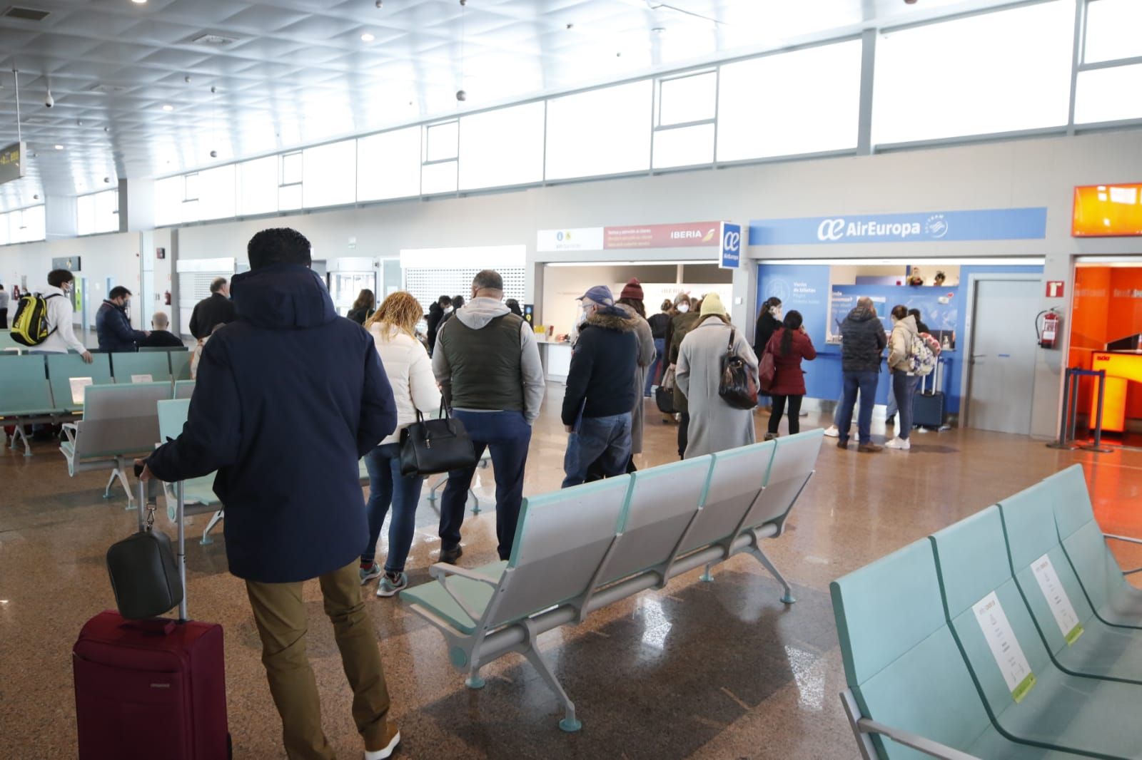 El cierre de Barajas por el temporal genera colas y esperas en Peinador