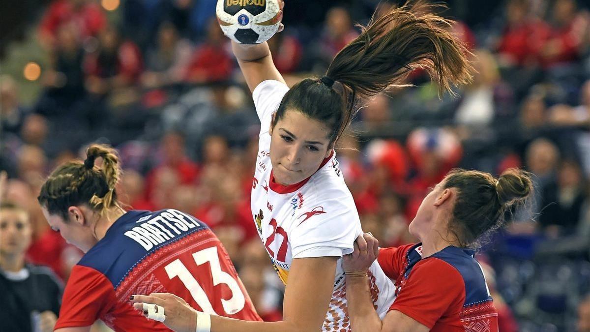 Lara González lucha con dos noruegas en el partido de Leipzig.