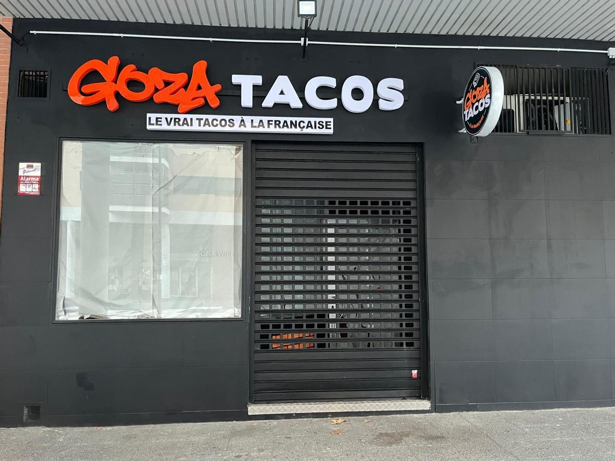 Vista de la entrada de Goza Tacos, en la calle Las Chimeneas, en el Arrabal