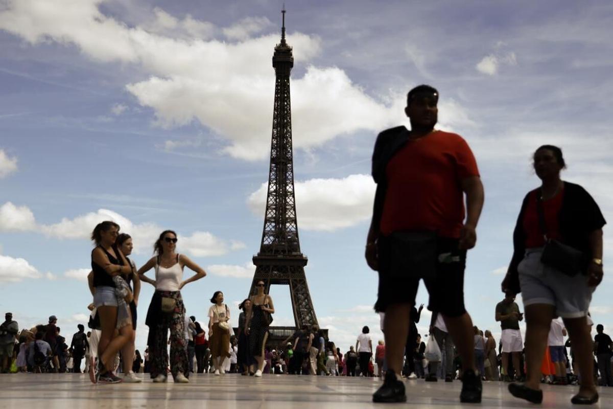Turistes a París en una imatge d'arxiu.