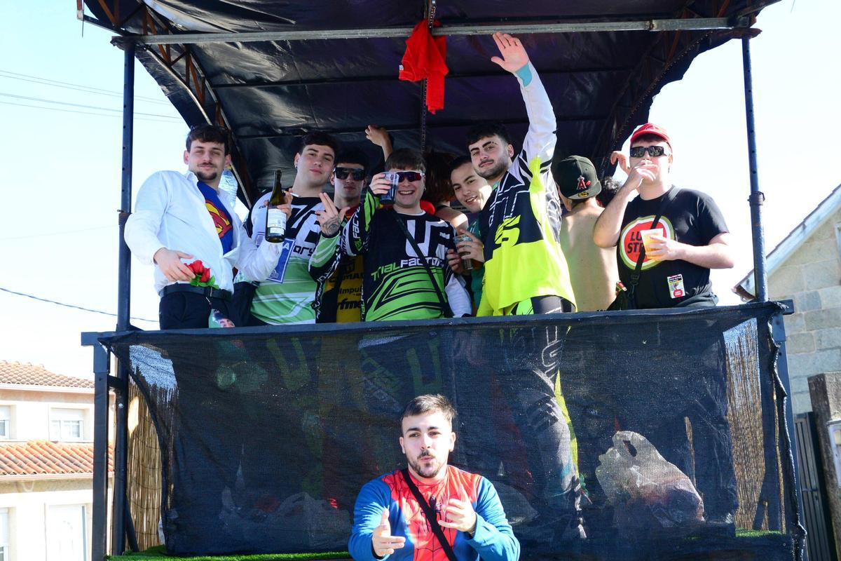 Miles de personas entierran al Mexillón en el carnaval de Aldán