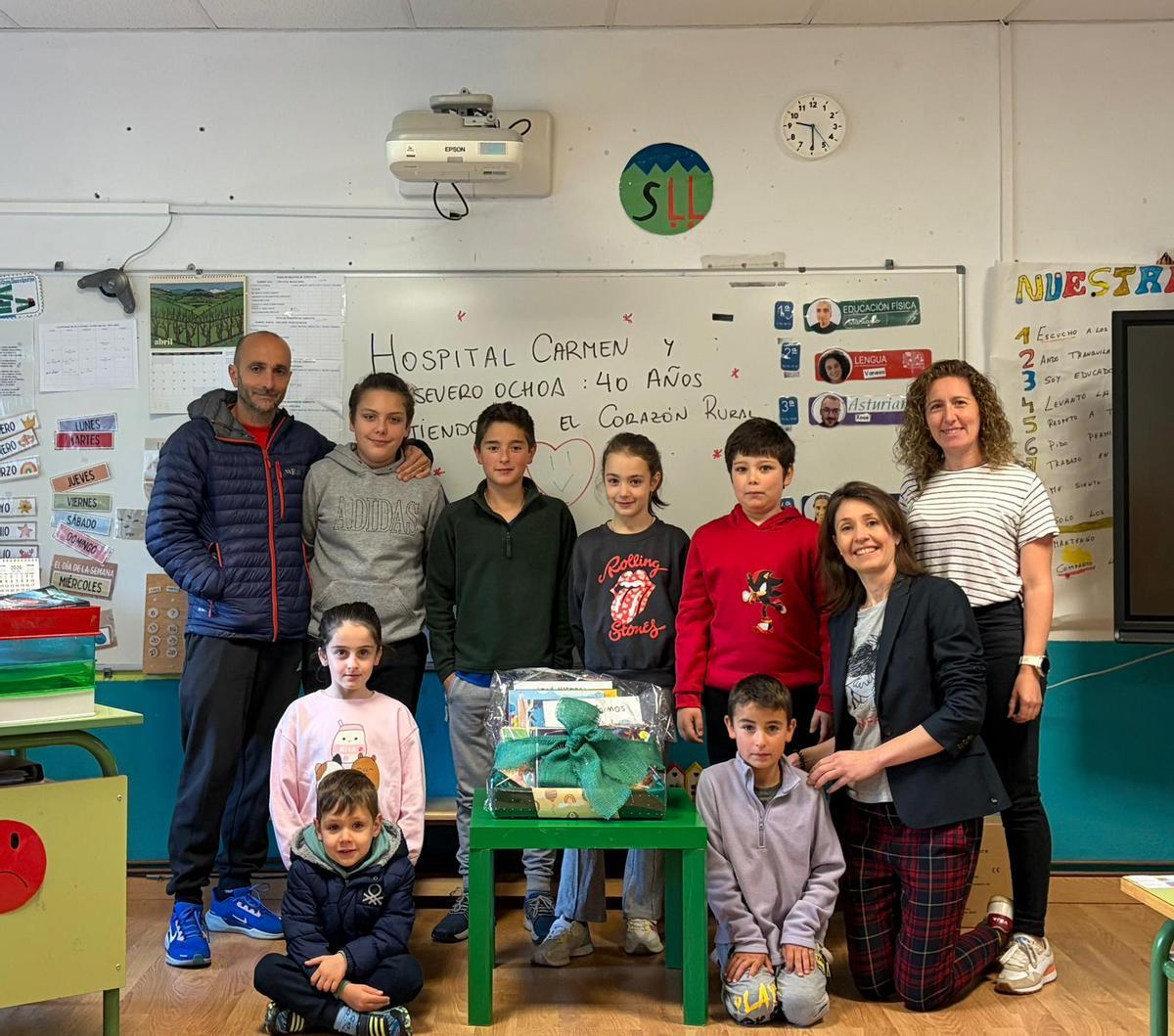Entrega de los libros en la escuela de Llamera del CRA Río Cibea.