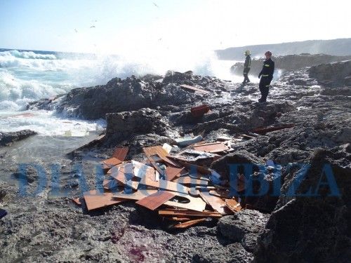 Tres tripulantes de una embarcación de  recreo de nacionalidad francesa han muerto  y otros tres se  encuentran a salvo tras chocar su nave contra las rocas en la zona de es  Caló de Formentera.