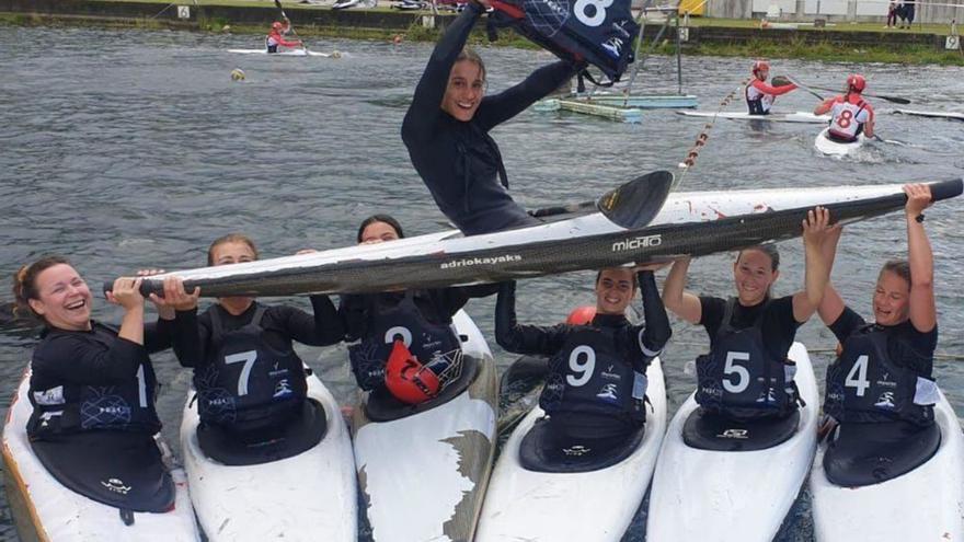 Las palistas del equipo celebran el triunfo. | L.O.