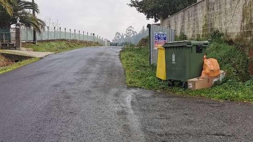 Residuos depositados junto a contenedores en Cira.