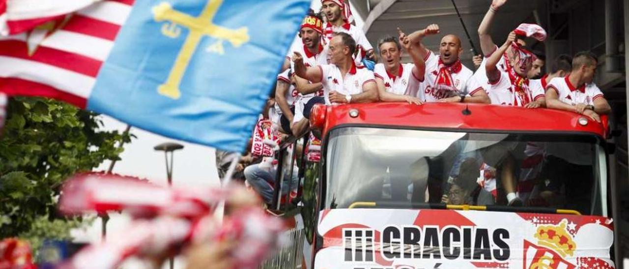 Los jugadores del Sporting, en el autobús descapotable el pasado lunes a la salida de El Molinón durante la celebración del ascenso.